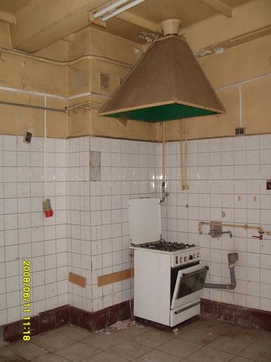 Stara kuchnia z okapem w przejmowanym budynku