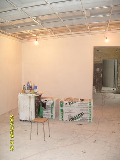 Sala z nowym sufitem i materiałami budowlanymi, marzec 2009